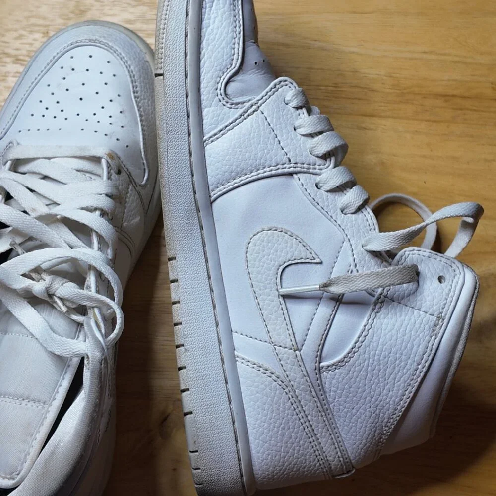 Air Jordan 1 Mid Triple White